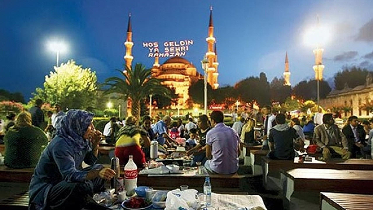 Ураза в стамбуле. Ramazan v Турция. Праздник Рамадан в Турции. Ифтар в Турции. Рамадан Турция 2021.