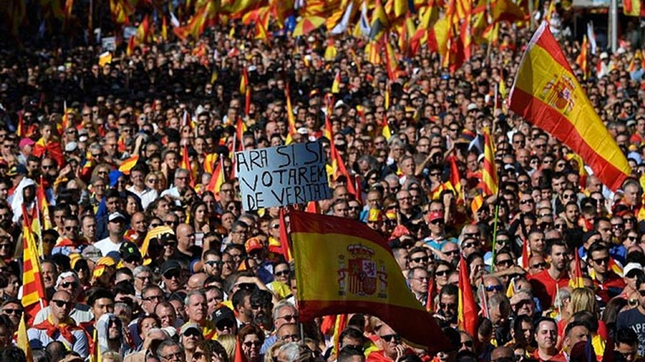 Борьба с испанией. Марш в Барселоне. Испания Единая. Catalans фото народа. Акции в Барселоне и других городах Каталонии.