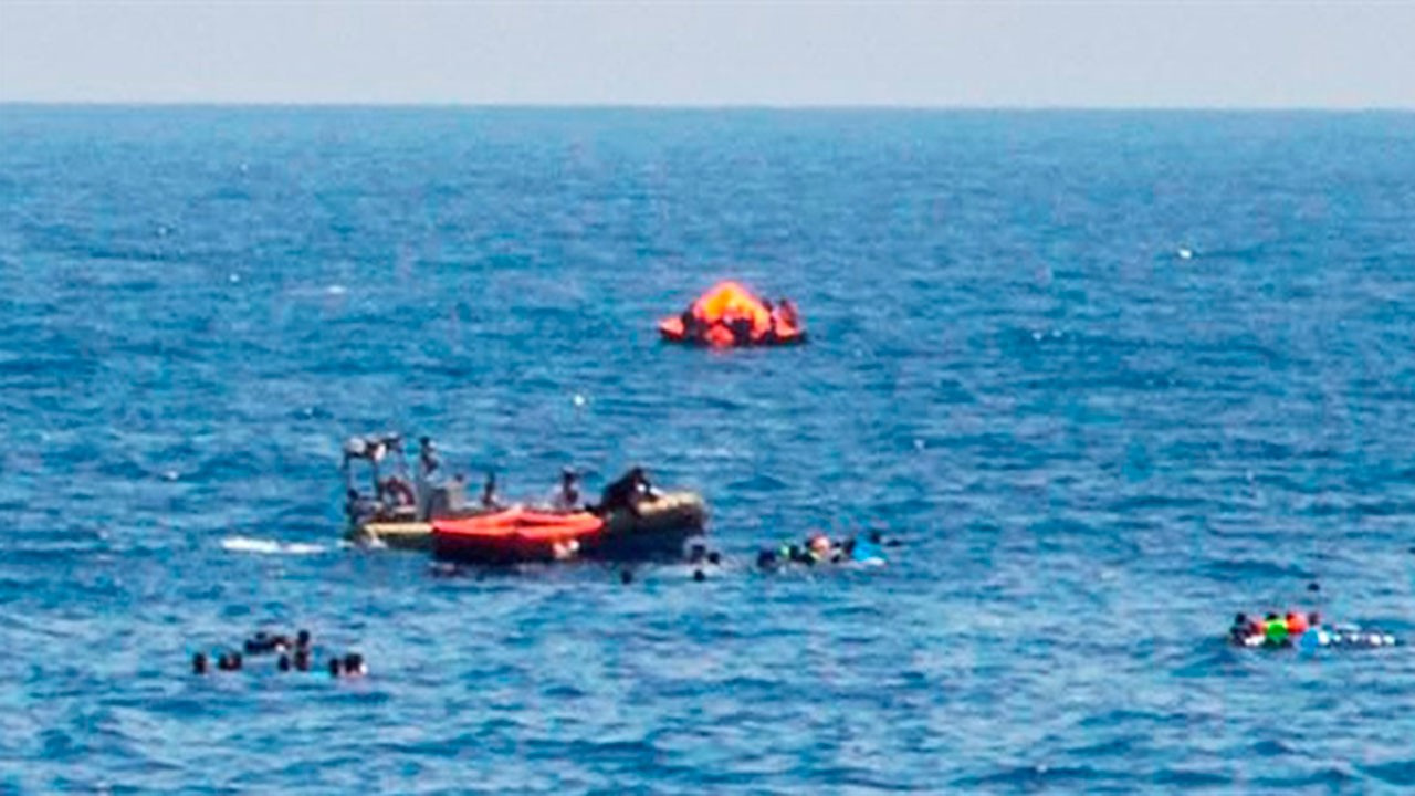 Göçmen botu ile Sahil Güvenlik Botu çarpıştı