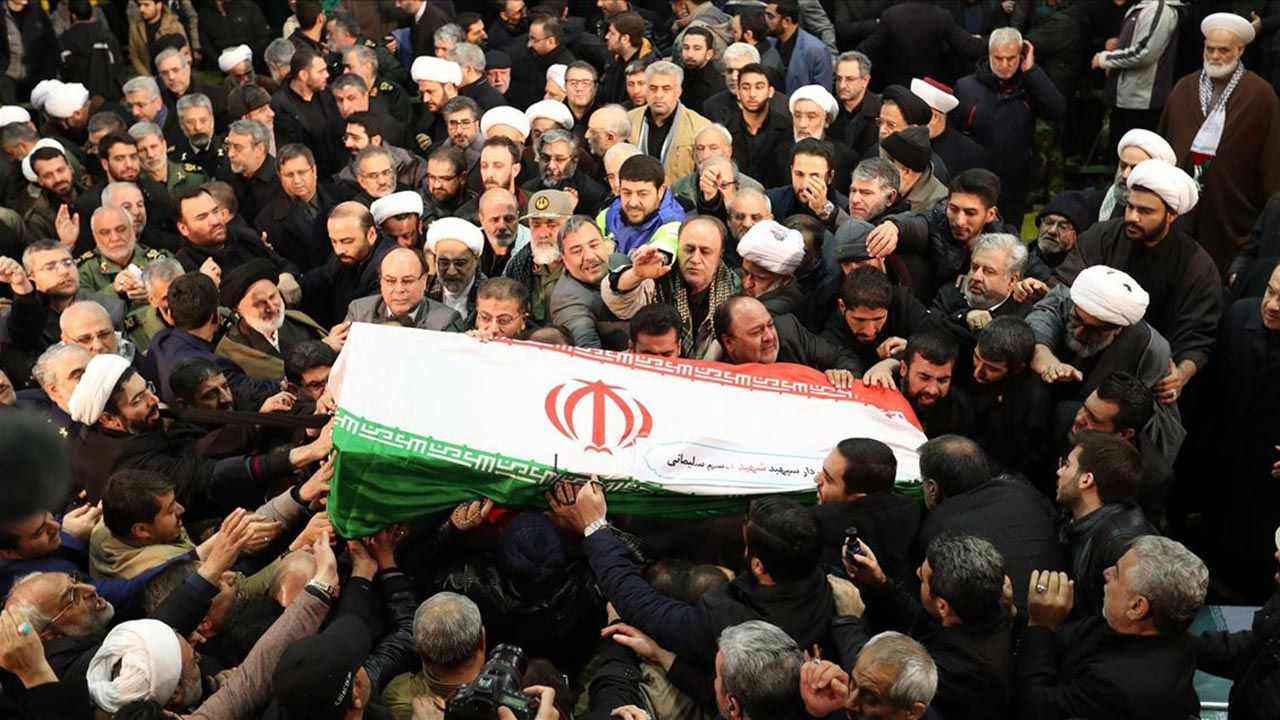 Yüzbinlerce İranlı Kasım Süleymani'nin cenazesine katıldı - Sayfa 25