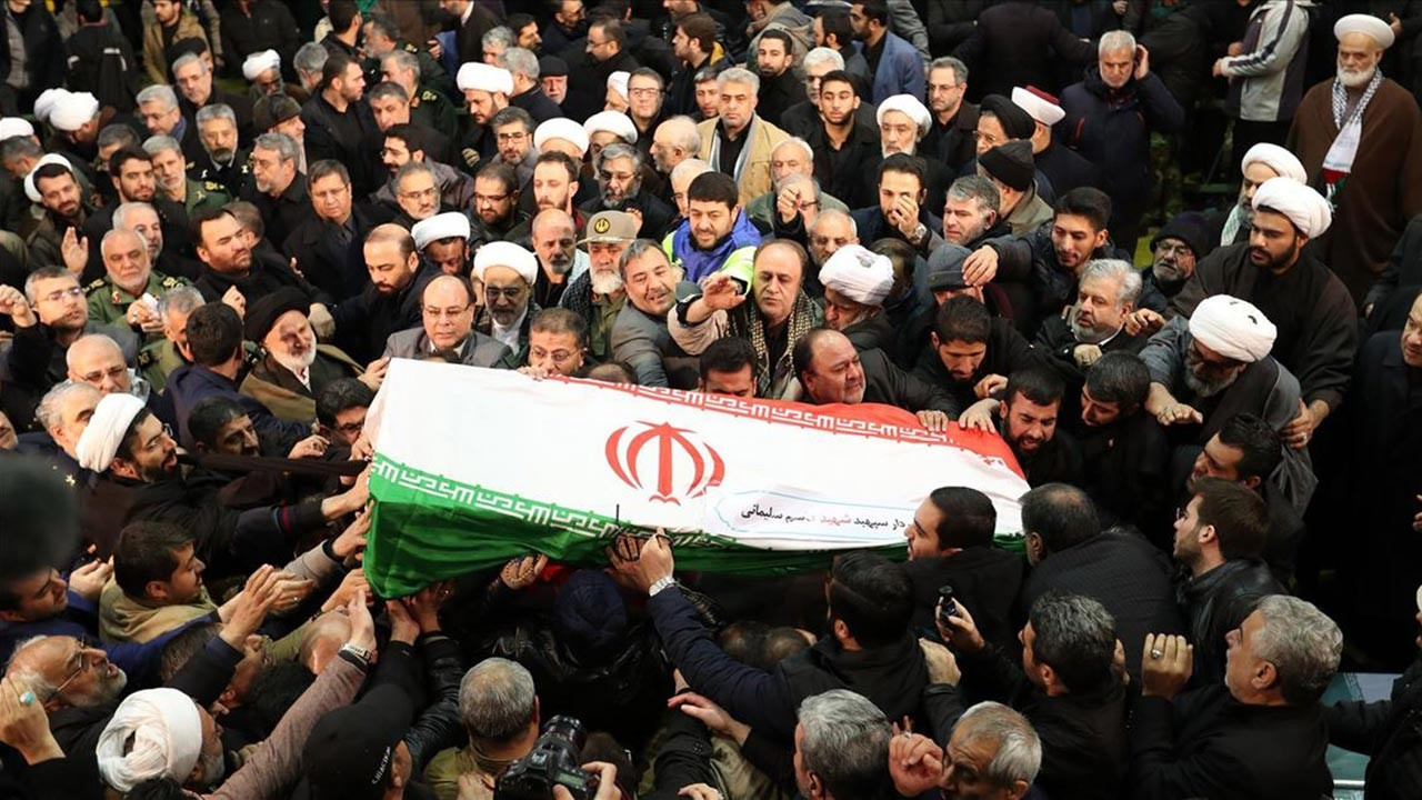 Yüzbinlerce İranlı Kasım Süleymani'nin cenazesinde