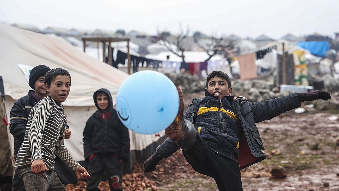 İdlib'deki bombardımandan kaçarak çamurlu çadırlarda kalan çocuklar - Sayfa 5