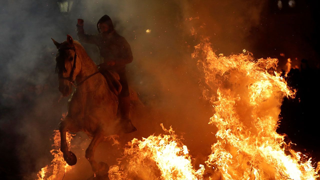 Yüzlerce yıllık gelenek: Atları ateşe sürüyorlar - Sayfa 2