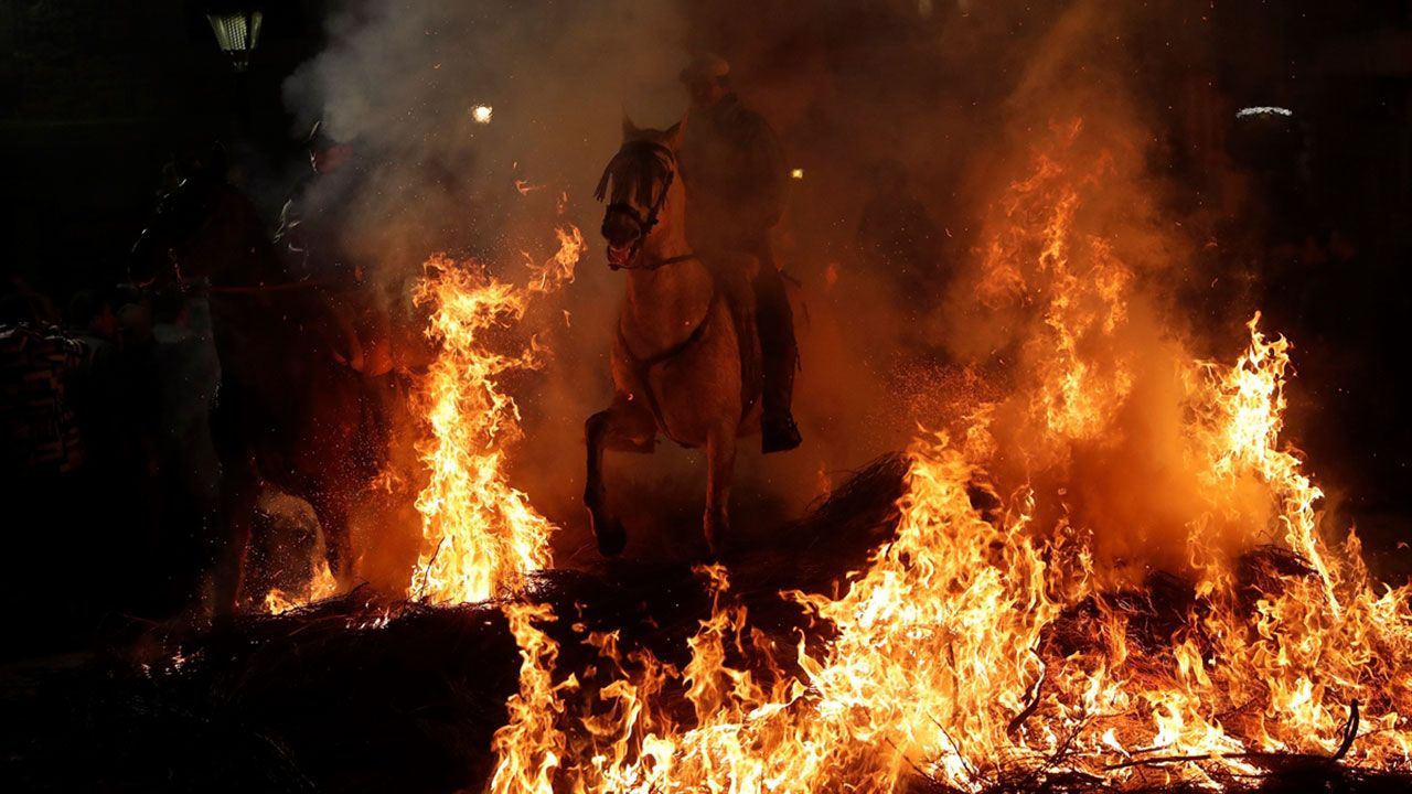 Yüzlerce yıllık gelenek: Atları ateşe sürüyorlar - Sayfa 3