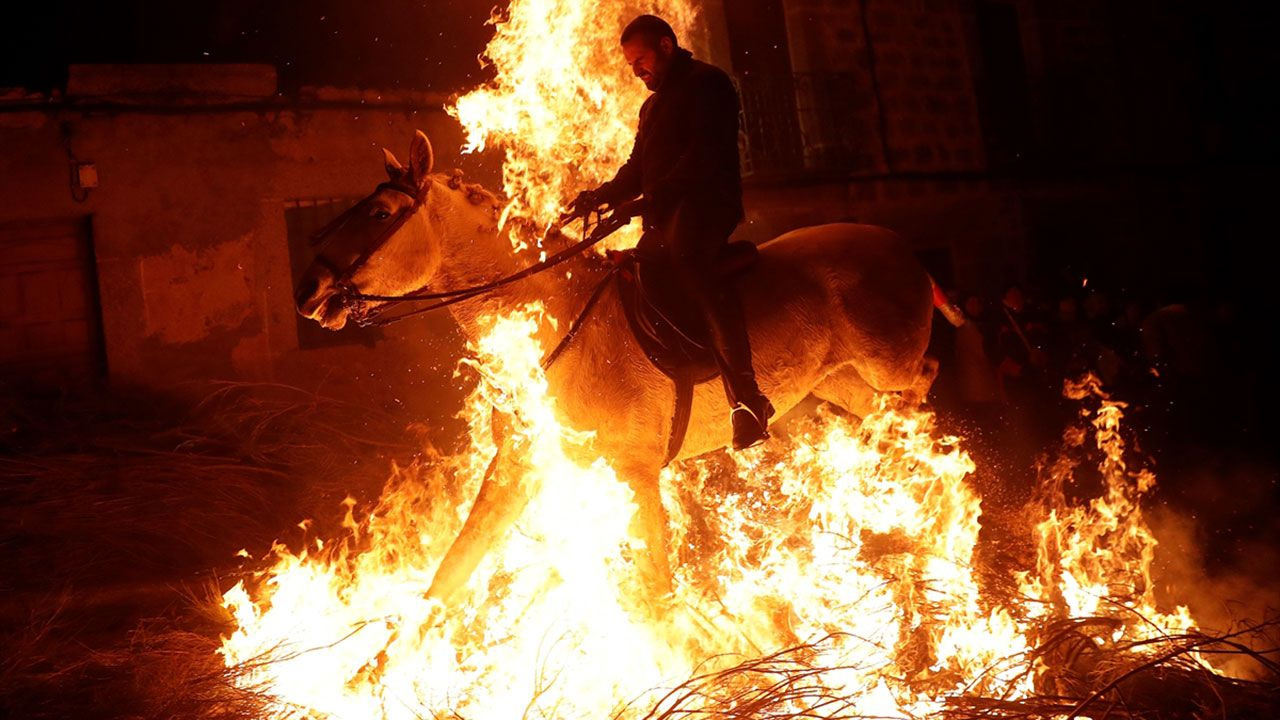 Yüzlerce yıllık gelenek: Atları ateşe sürüyorlar - Sayfa 4