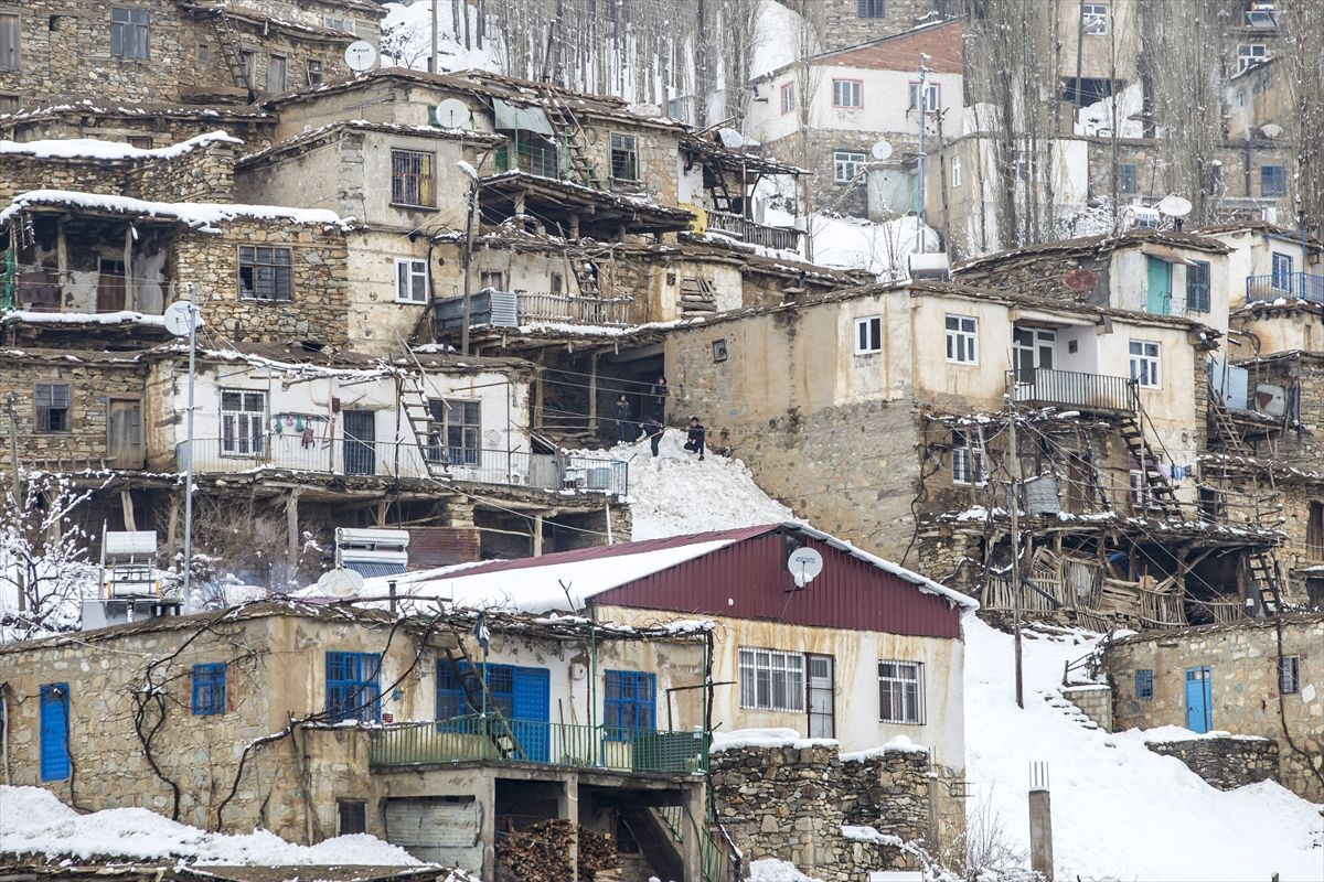 Büyükler sıcak çaya, çocuklar kara doydu - Sayfa 15