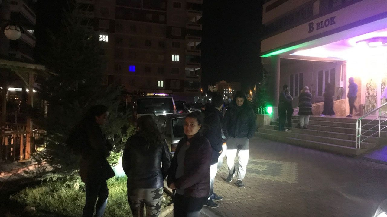 Elazığ'daki deprem nedeniyle vatandaşlar sokağa döküldü - Sayfa 4