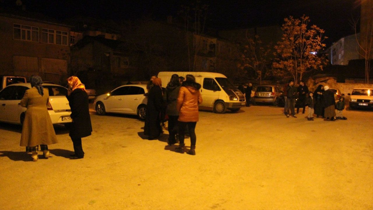 Elazığ'daki deprem nedeniyle vatandaşlar sokağa döküldü - Sayfa 3