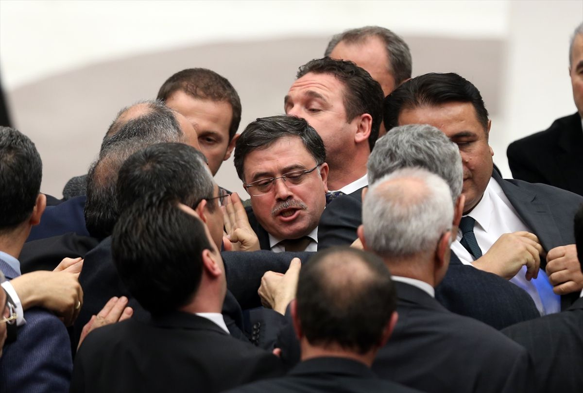 AK Partili Özkan, CHP'lilerin FETÖ'ye destek olduğu günleri hatırlatınca kavga çıktı - Sayfa 14