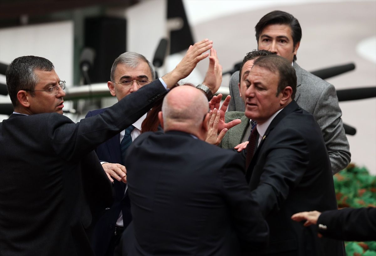AK Partili Özkan, CHP'lilerin FETÖ'ye destek olduğu günleri hatırlatınca kavga çıktı - Sayfa 16