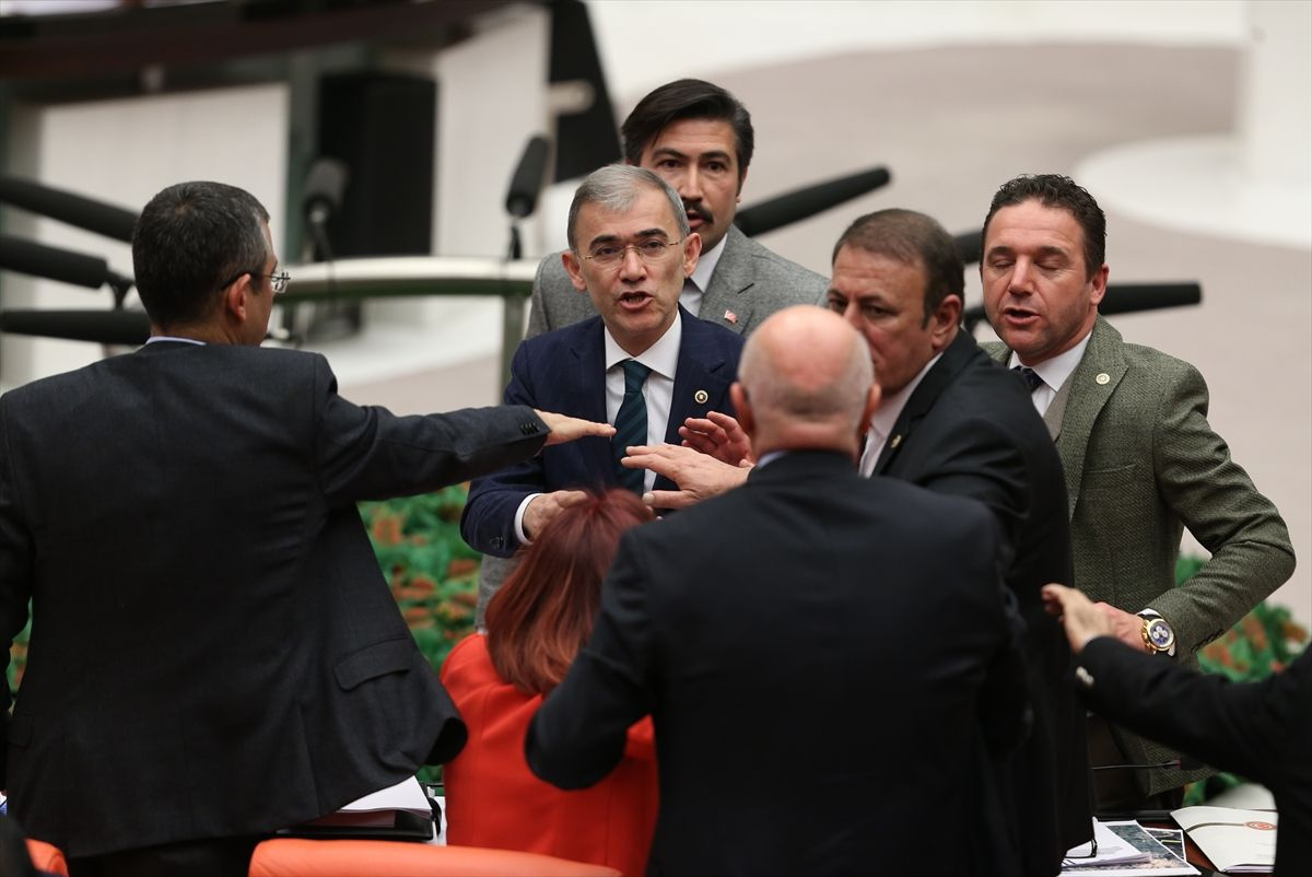 AK Partili Özkan, CHP'lilerin FETÖ'ye destek olduğu günleri hatırlatınca kavga çıktı - Sayfa 17