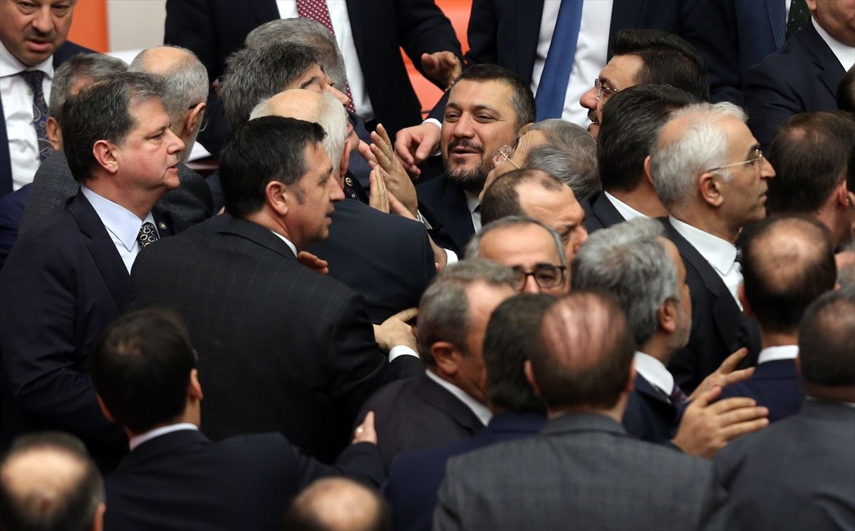 AK Partili Özkan, CHP'lilerin FETÖ'ye destek olduğu günleri hatırlatınca kavga çıktı - Sayfa 21