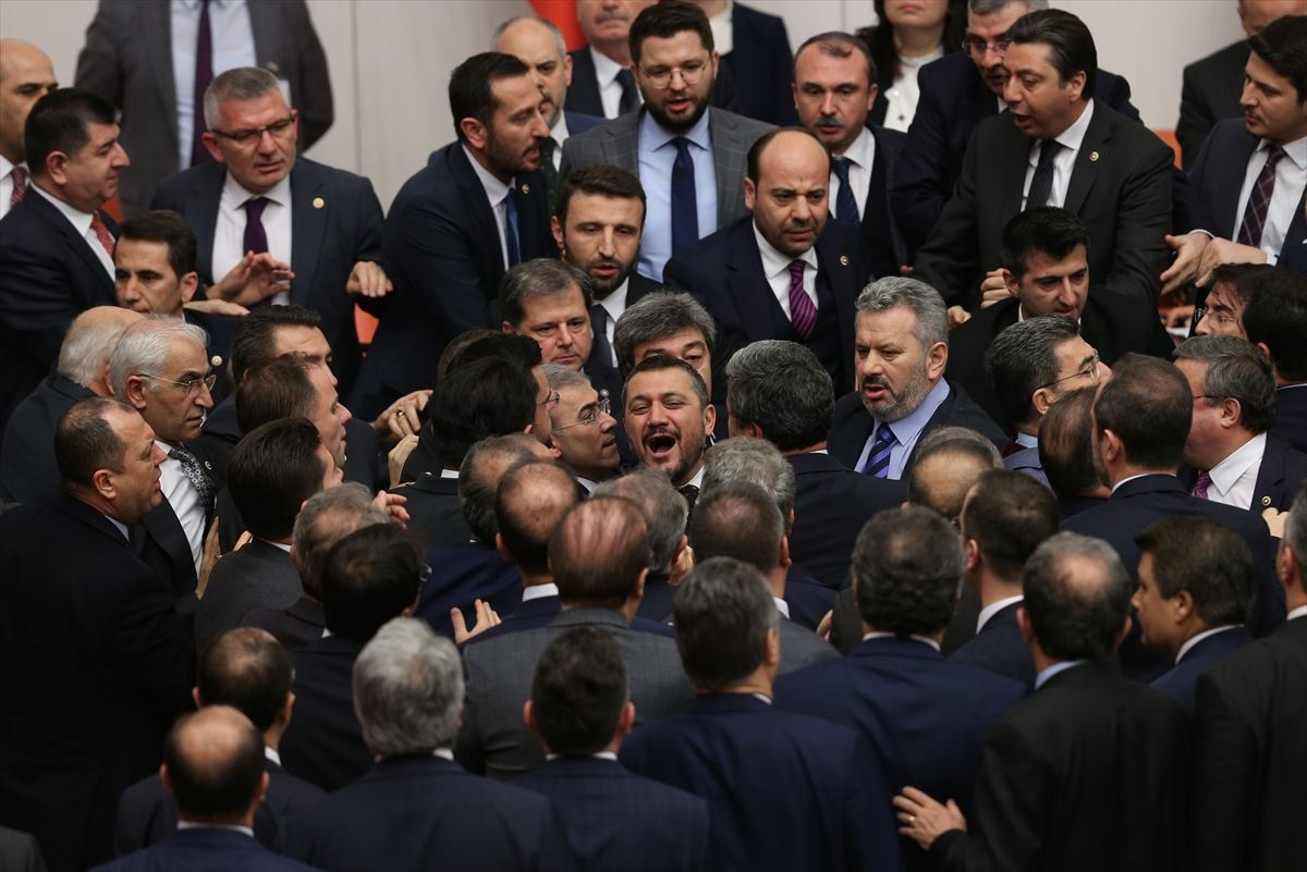 AK Partili Özkan, CHP'lilerin FETÖ'ye destek olduğu günleri hatırlatınca kavga çıktı - Sayfa 22
