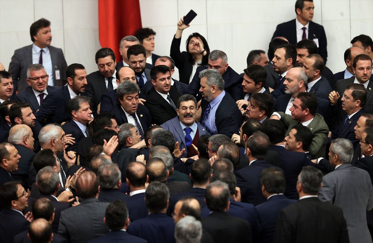 AK Partili Özkan, CHP'lilerin FETÖ'ye destek olduğu günleri hatırlatınca kavga çıktı - Sayfa 23