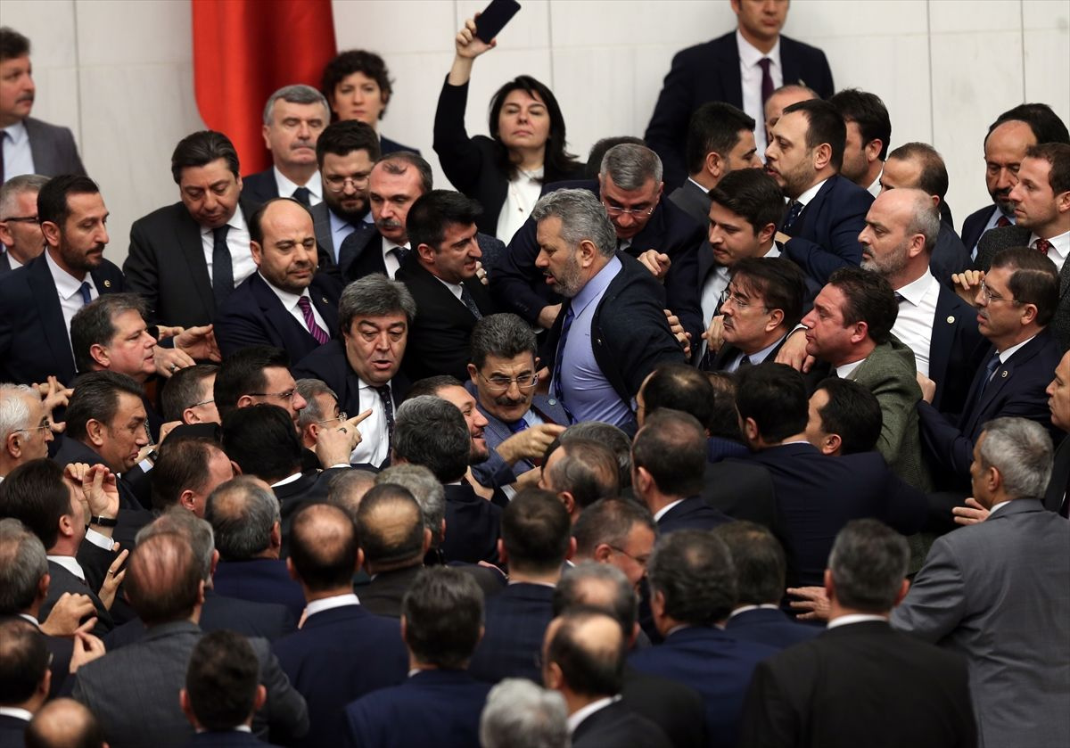 AK Partili Özkan, CHP'lilerin FETÖ'ye destek olduğu günleri hatırlatınca kavga çıktı - Sayfa 24