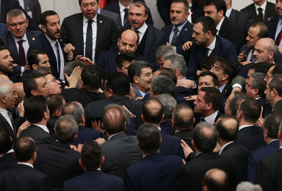 AK Partili Özkan, CHP'lilerin FETÖ'ye destek olduğu günleri hatırlatınca kavga çıktı - Sayfa 25