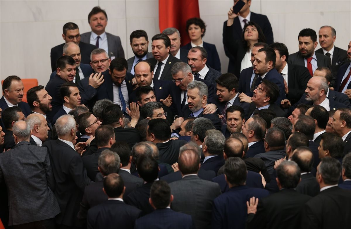 AK Partili Özkan, CHP'lilerin FETÖ'ye destek olduğu günleri hatırlatınca kavga çıktı - Sayfa 26