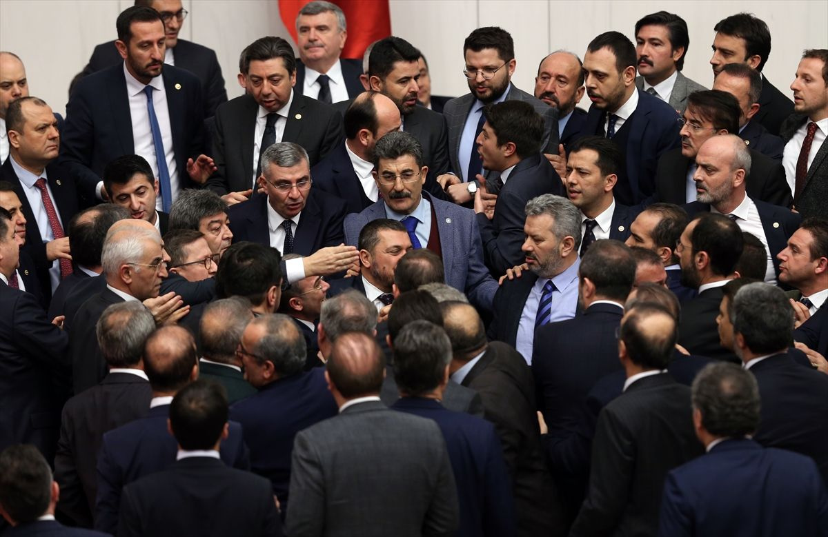 AK Partili Özkan, CHP'lilerin FETÖ'ye destek olduğu günleri hatırlatınca kavga çıktı - Sayfa 27