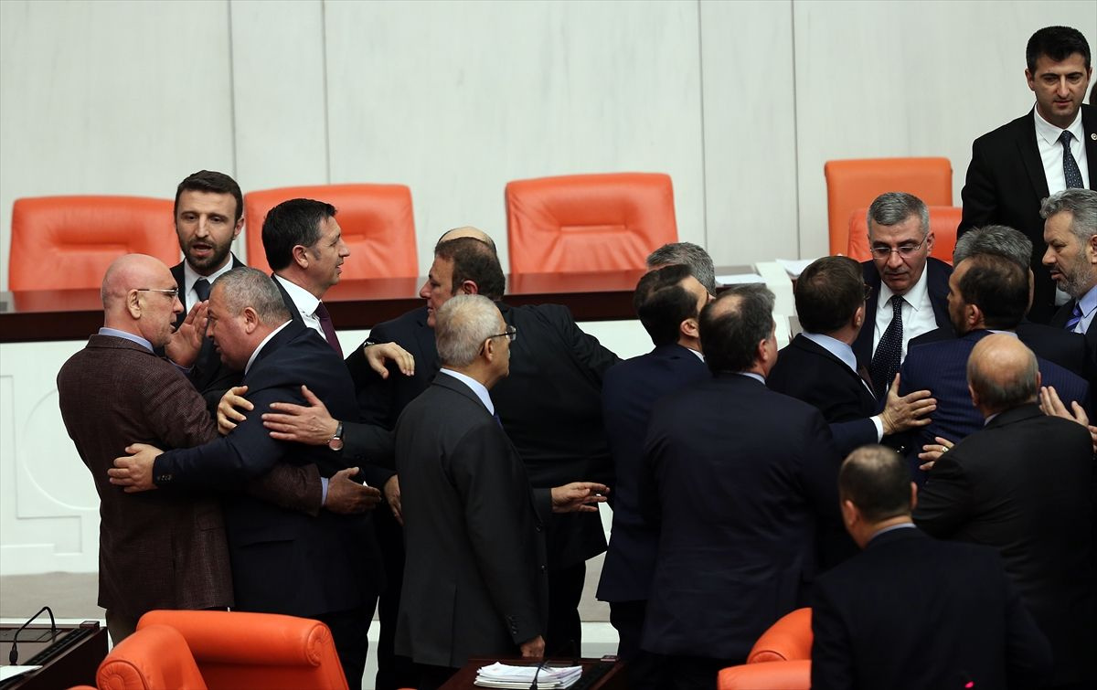 AK Partili Özkan, CHP'lilerin FETÖ'ye destek olduğu günleri hatırlatınca kavga çıktı - Sayfa 28