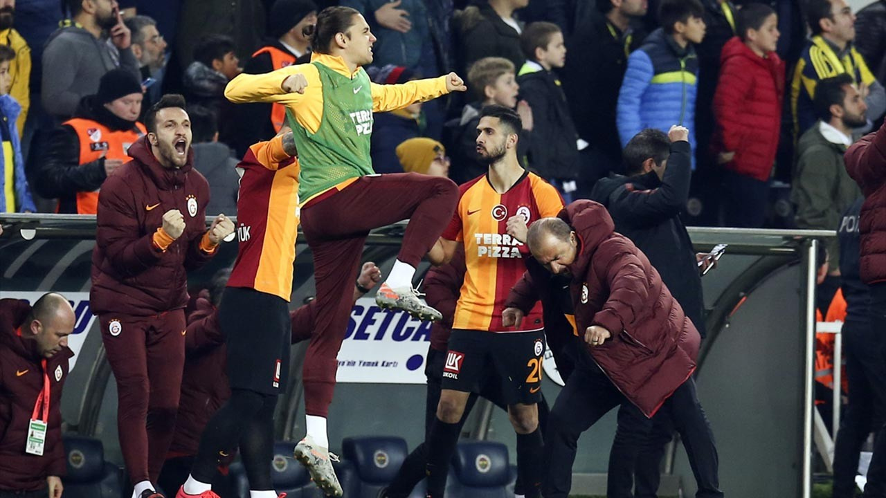 Galatasaray, Fenerbahçe karşısında tarih yazdı