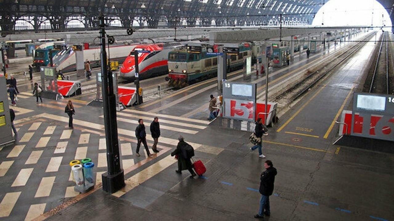Koronavirüs Avrupa'yı vurdu: Tren seferleri durdu, 500 yolcu sınırda kaldı
