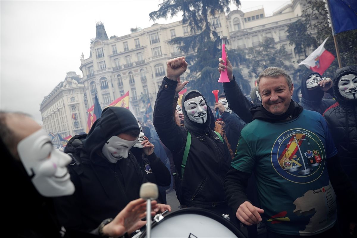 İspanya'da polis ve jandarma maaş için protesto gösterisi düzenledi - Sayfa 11