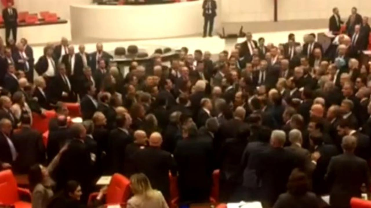 MHP ve HDP milletvekilleri birbirine girdi