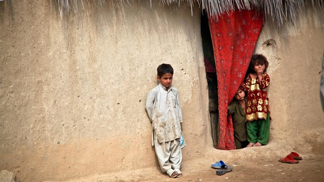 Afgan çocuklar gıda krizi nedeniyle aç yatıyor