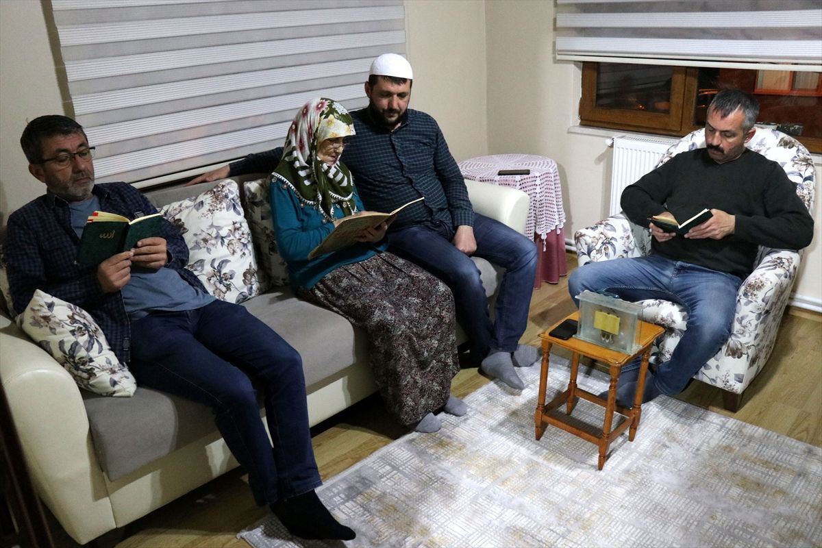 Berat Kandili'nde dualar evlerden yükseldi - Sayfa 6