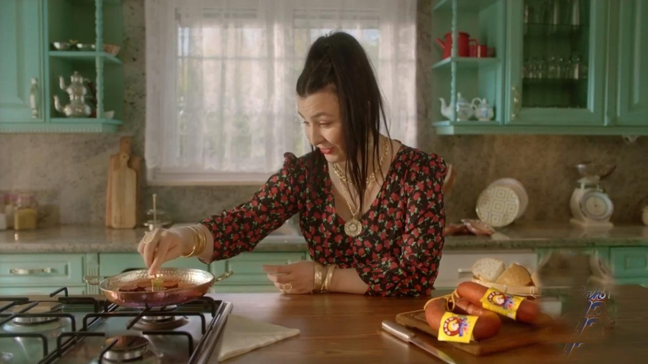 Şahin sucuk reklamındaki kadın