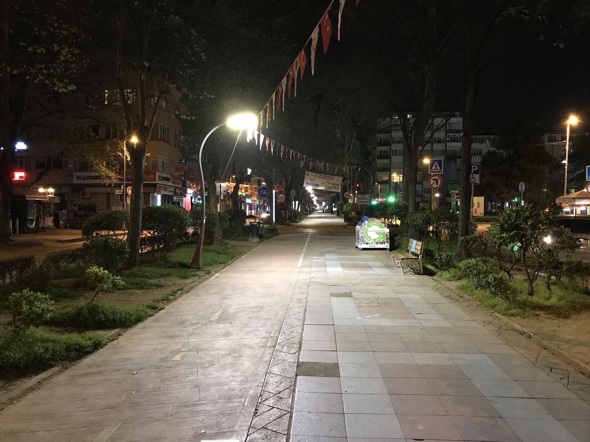 Büyükşehirlerde sokaklar sessizliğe gömüldü - Sayfa 3