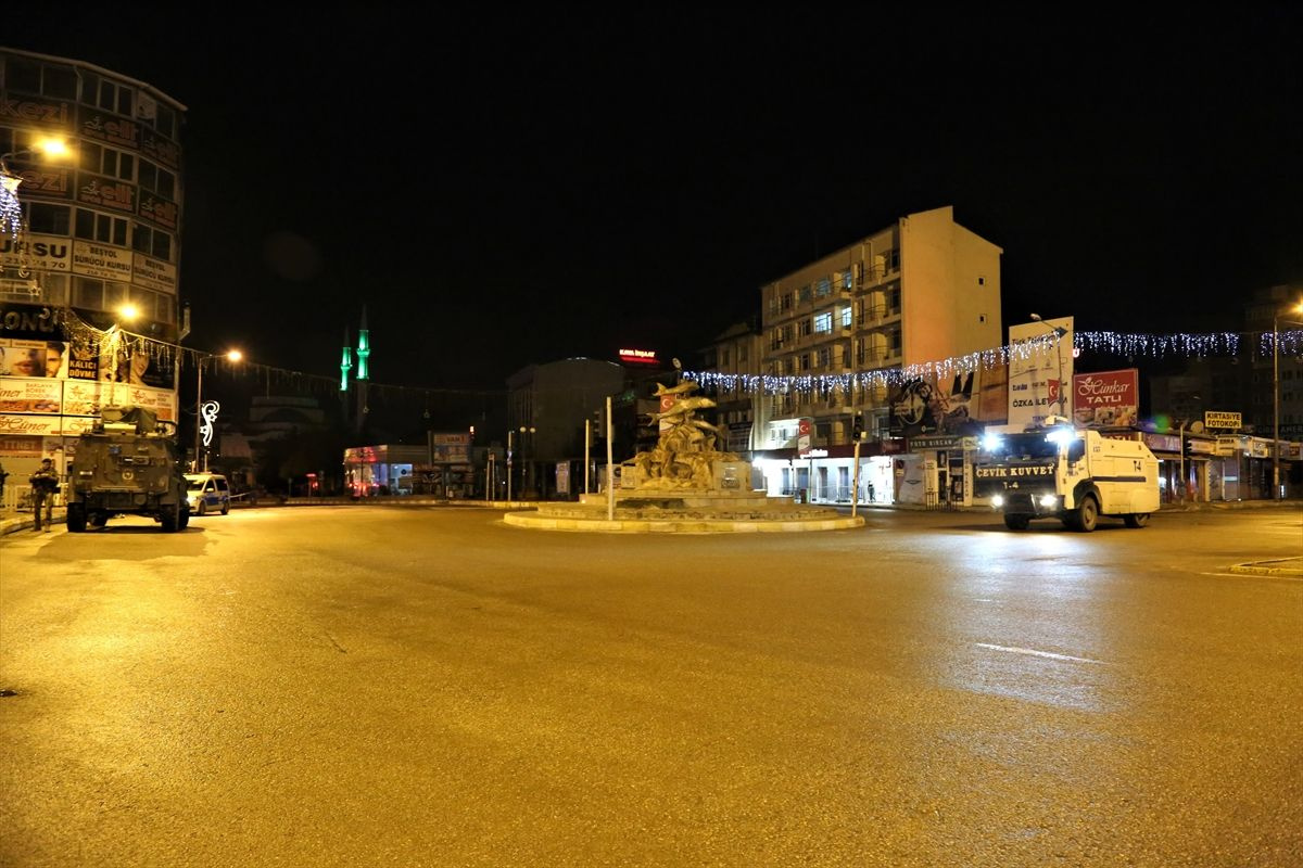 Büyükşehirlerde sokaklar sessizliğe gömüldü - Sayfa 6