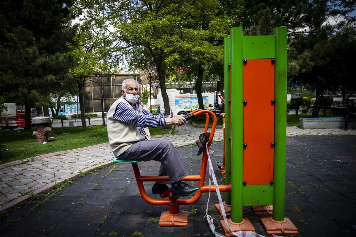 65 yaş üstü gençler parklarda çocuklar gibi oynadı - Sayfa 22