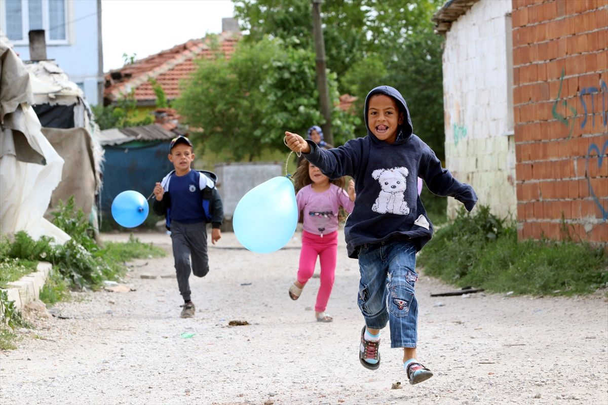 Bugün sokaklar 14 yaş altının - Sayfa 9