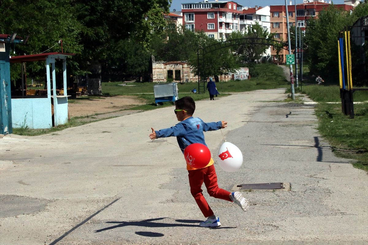 Bugün sokaklar 14 yaş altının - Sayfa 5
