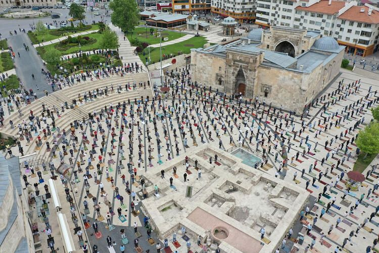 Yasak sonrası ilk Cuma'dan renkli kareler - Sayfa 11