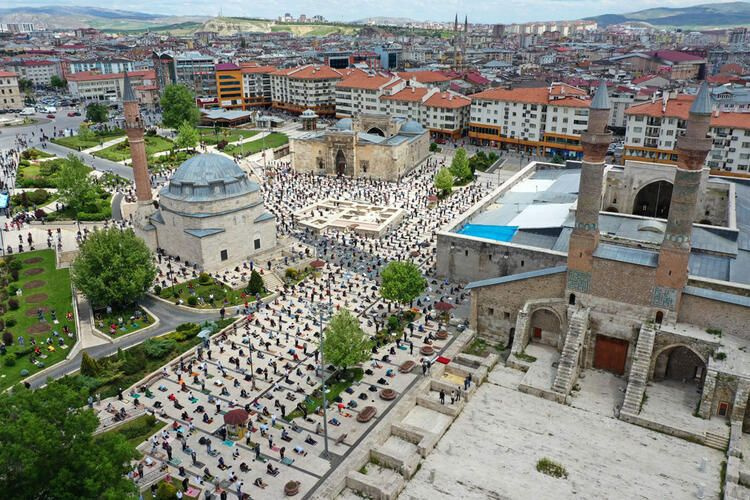Yasak sonrası ilk Cuma'dan renkli kareler - Sayfa 10