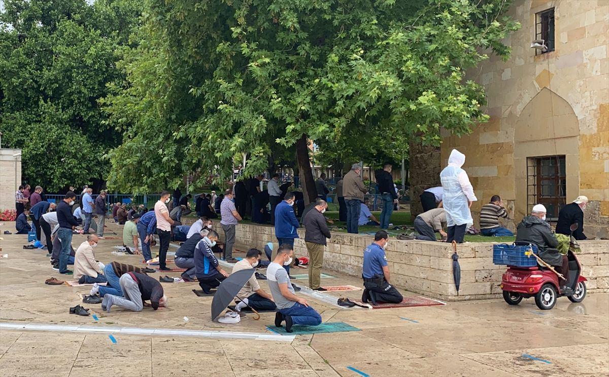 Cuma namazını yağmurun altında kıldılar - Sayfa 5