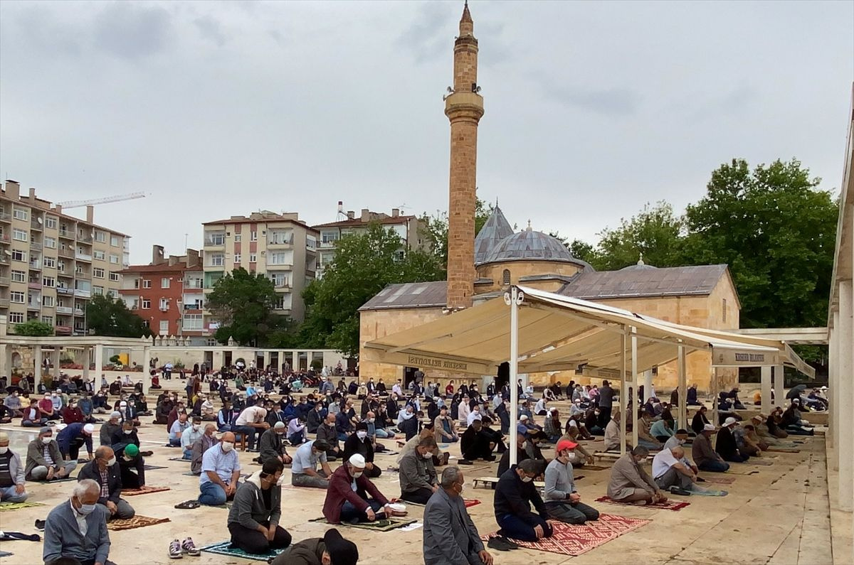 Cuma namazını yağmurun altında kıldılar - Sayfa 6