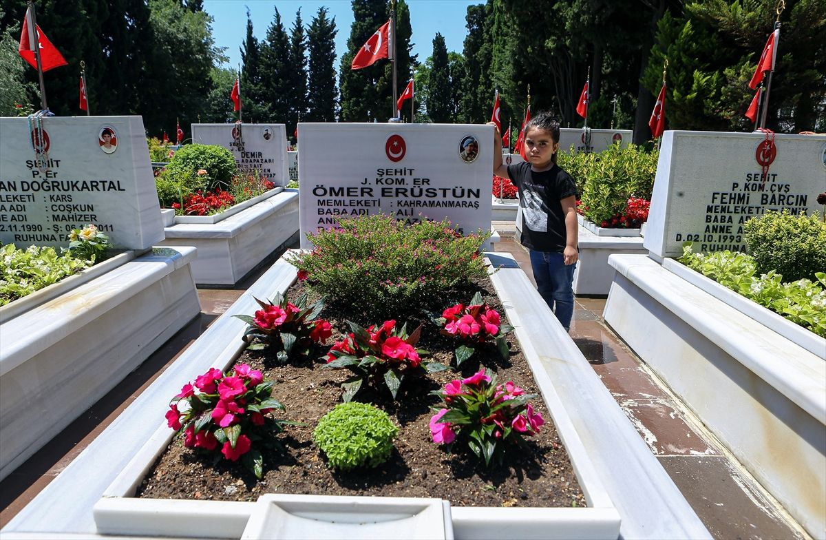 Edirnekapı Şehitliği'nde babalar günü hüznü - Sayfa 13