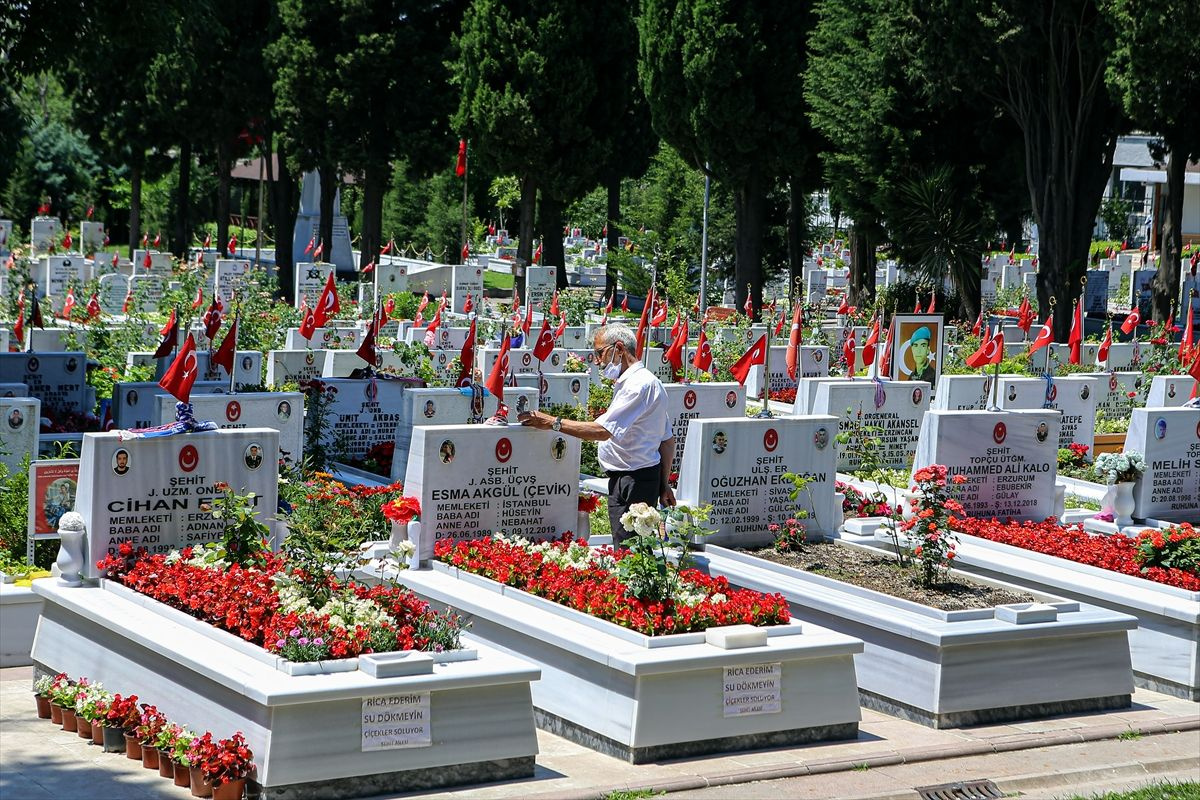 Edirnekapı Şehitliği'nde babalar günü hüznü - Sayfa 9