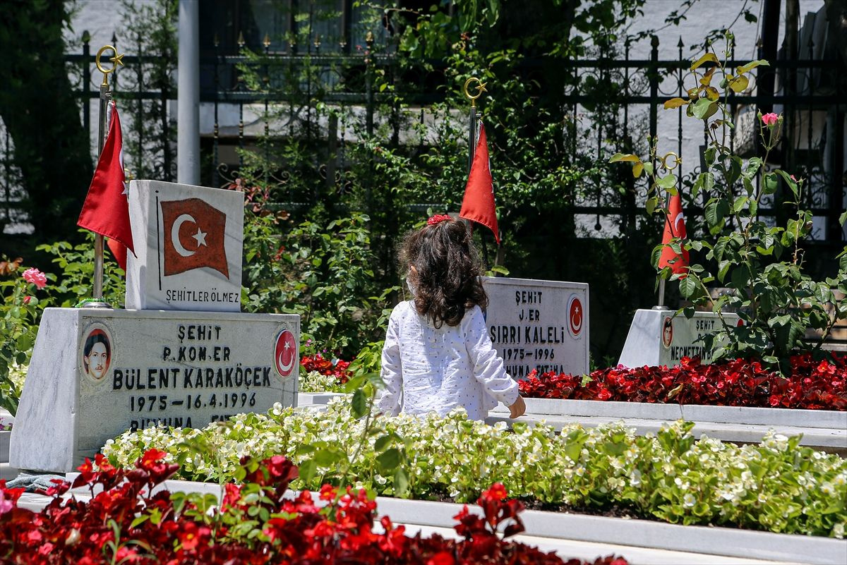 Edirnekapı Şehitliği'nde babalar günü hüznü - Sayfa 7