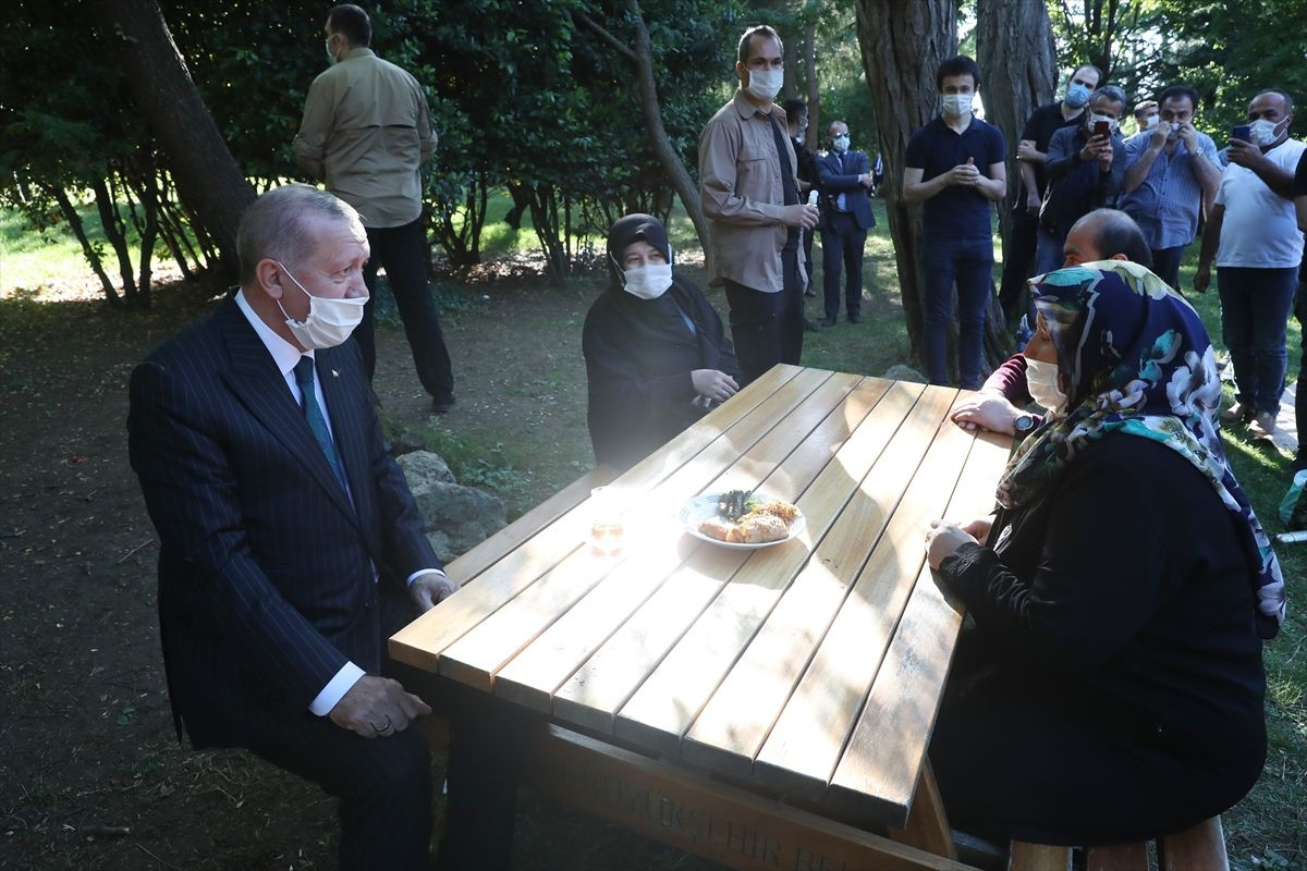 Cumhurbaşkanı Erdoğan parkta vatandaşla buluştu - Sayfa 1
