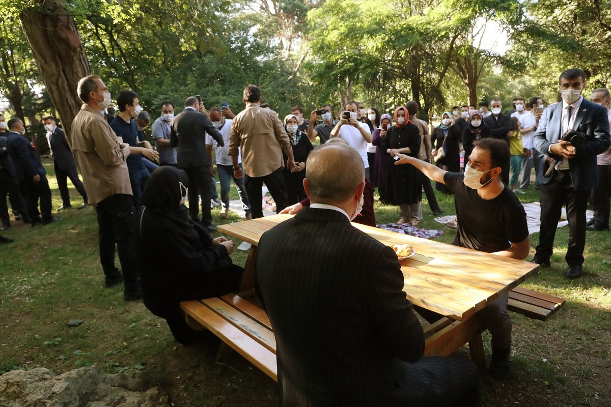 Cumhurbaşkanı Erdoğan parkta vatandaşla buluştu - Sayfa 2