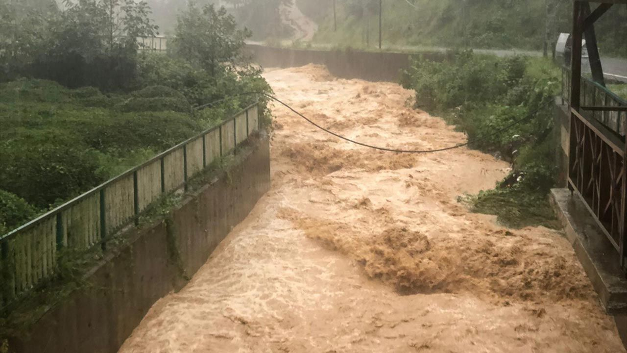 Trabzon'da korkutan sel ve heyelan felaketi nedeniyle 8 mahalleye ulaşım yok - Sayfa 7