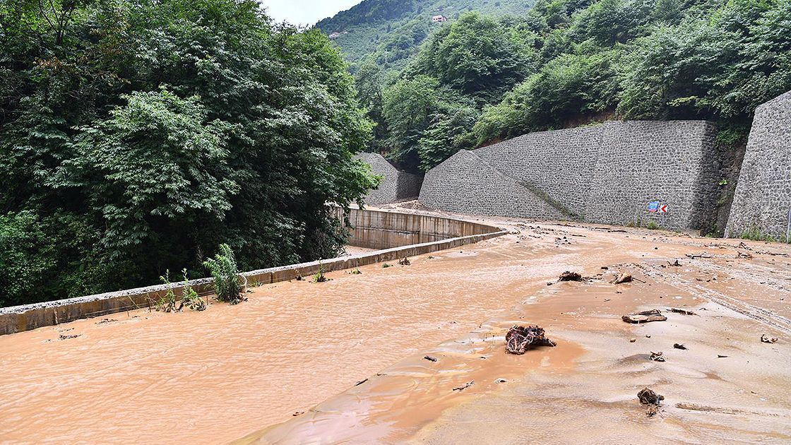 Trabzon'da korkutan sel ve heyelan felaketi nedeniyle 8 mahalleye ulaşım yok - Sayfa 10