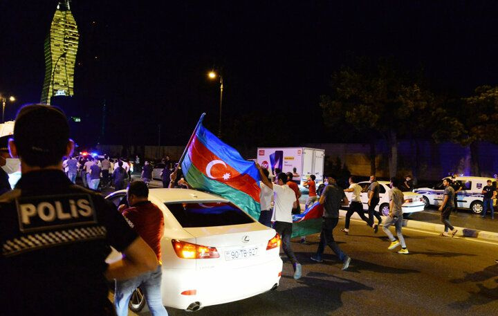 Azerbaycanlılar sokağa döküldü: Bize silah verin - Sayfa 10