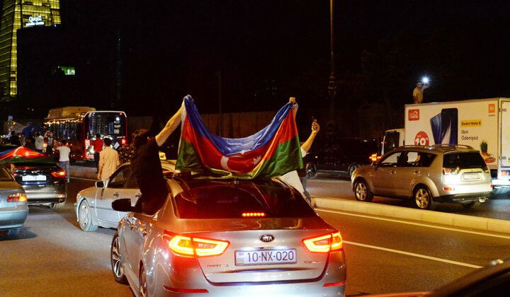 Azerbaycanlılar sokağa döküldü: Bize silah verin - Sayfa 5