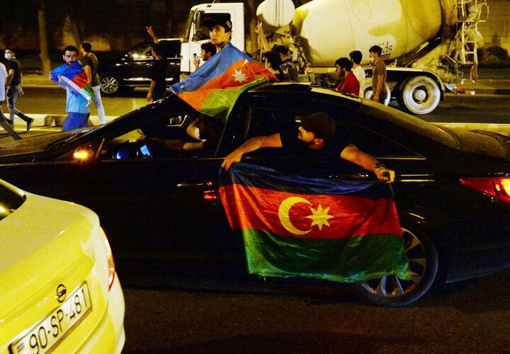 Azerbaycanlılar sokağa döküldü: Bize silah verin - Sayfa 11