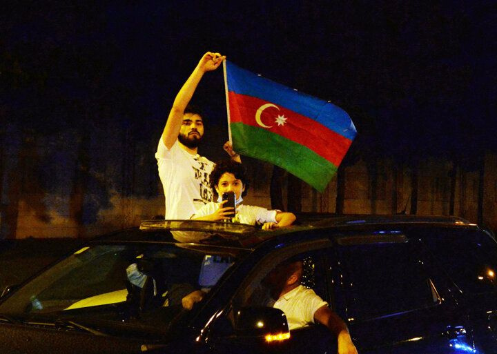 Azerbaycanlılar sokağa döküldü: Bize silah verin - Sayfa 12